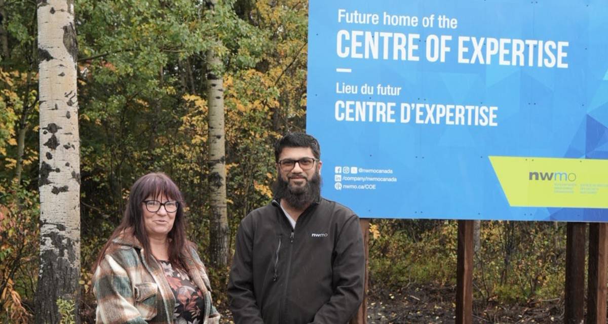 Kim Baigrie, mairesse d’Ignace, et Shanu Shaikh, vice-président et ingénieur en chef par intérim à la SGDN, posent devant un panneau d’affichage