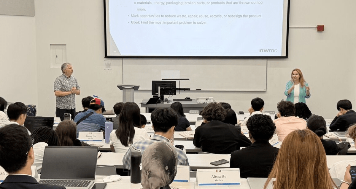 Des membres du personnel de la SGDN donnent une présentation à un groupe de participants à la session Shad 2026