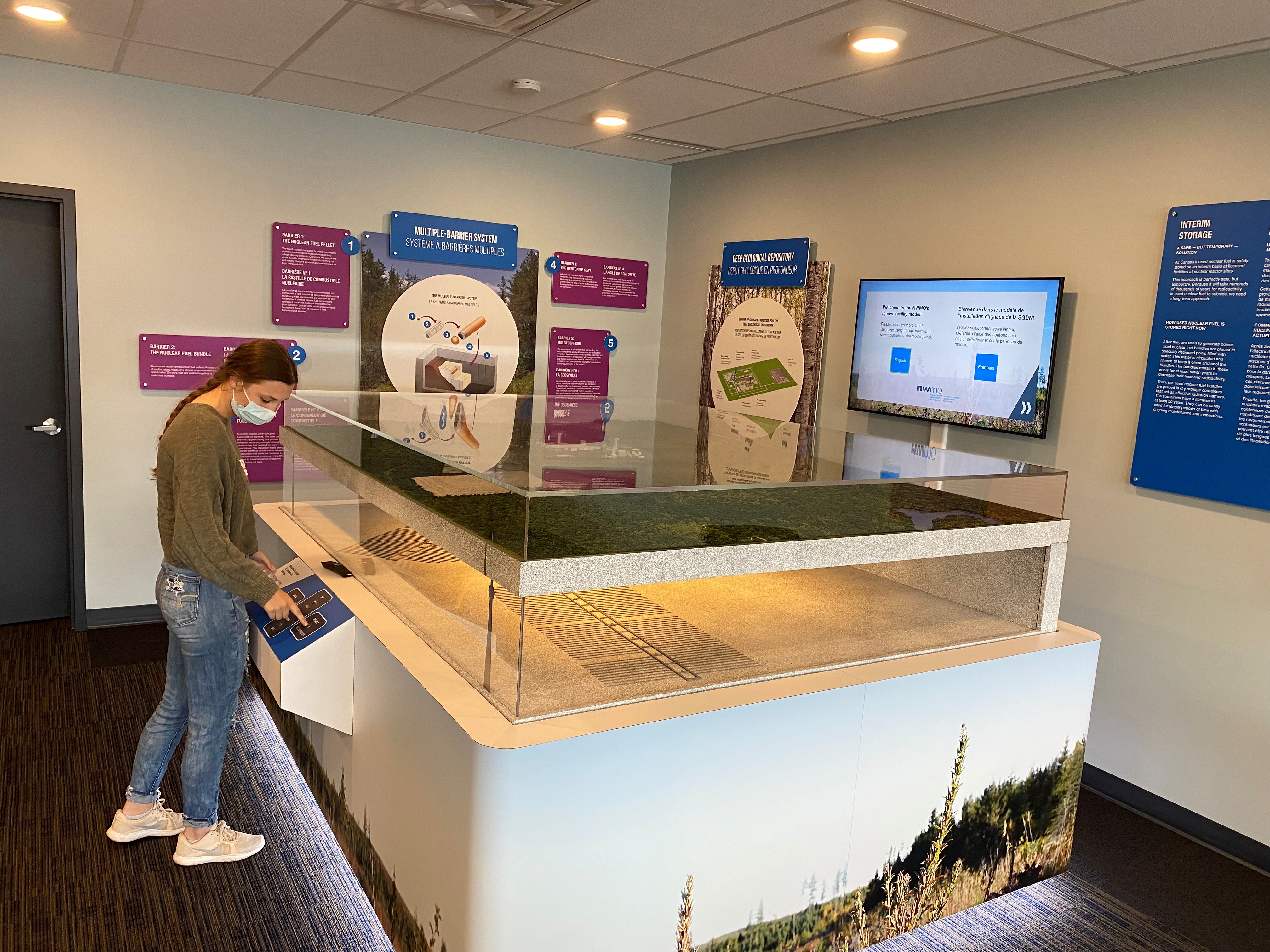 Une personne regarde le nouveau modèle en 3D.