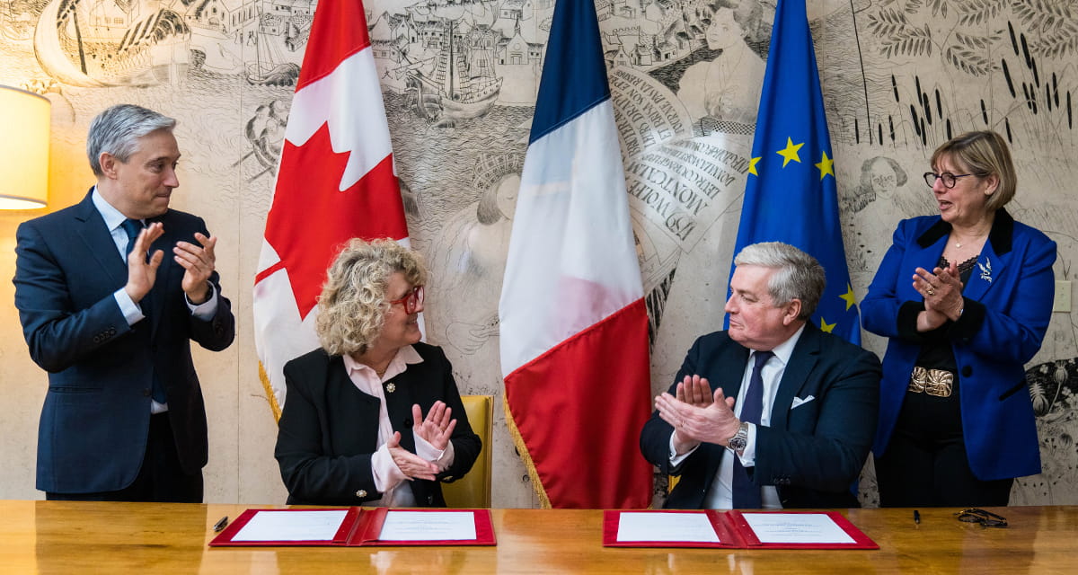 En 2023, la SGDN a conclu un accord de prolongation de partenariat avec l’Andra. De gauche à droite : François-Philippe Champagne, ministre des Finances du Canada; Laurie Swami, présidente et chef de la direction de la SGDN; Michel Miraillet, ambassadeur de France au Canada; et Sylvie Retailleau, ministre française de l’Enseignement supérieur et de la Recherche.