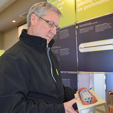Larry McCabe, directeur municipal de la ville de Goderich, examine un modèle de conteneur de combustible irradié.