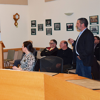 Cette photo montre Derek Wilson présentant sa mise à jour aux membres du Comité consultatif communautaire de Huron-Kinloss sur les déchets nucléaires.