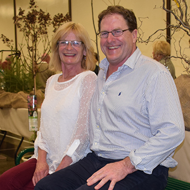On peut apercevoir sur cette photo Paul Austin, gestionnaire des relations à la SGDN, et son épouse Sue, essayant un banc de jardin qu’ils ont acheté lors du dîner-vente aux enchères.