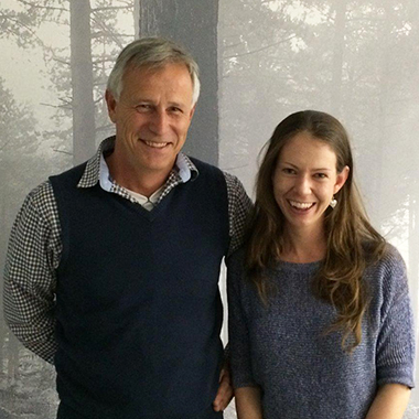 Mme Wendy Stone, en compagnie de son directeur de thèse, Pr Gideon Wolfaardt, après avoir défendu avec succès sa thèse de doctorat.