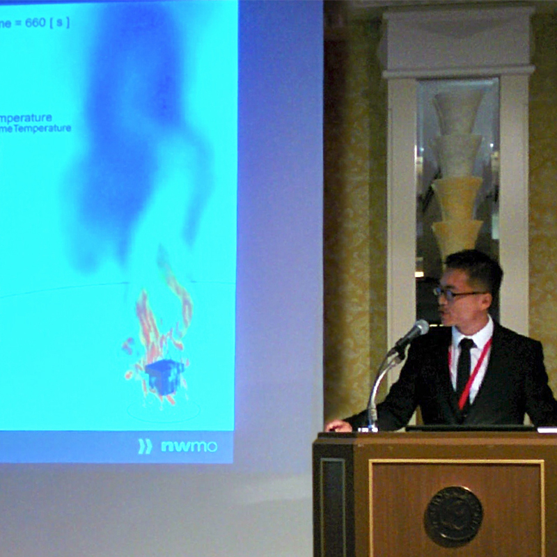 Cette image montre Yang Sui, de la SGDN, donnant une présentation primée à Kobe, au Japon.