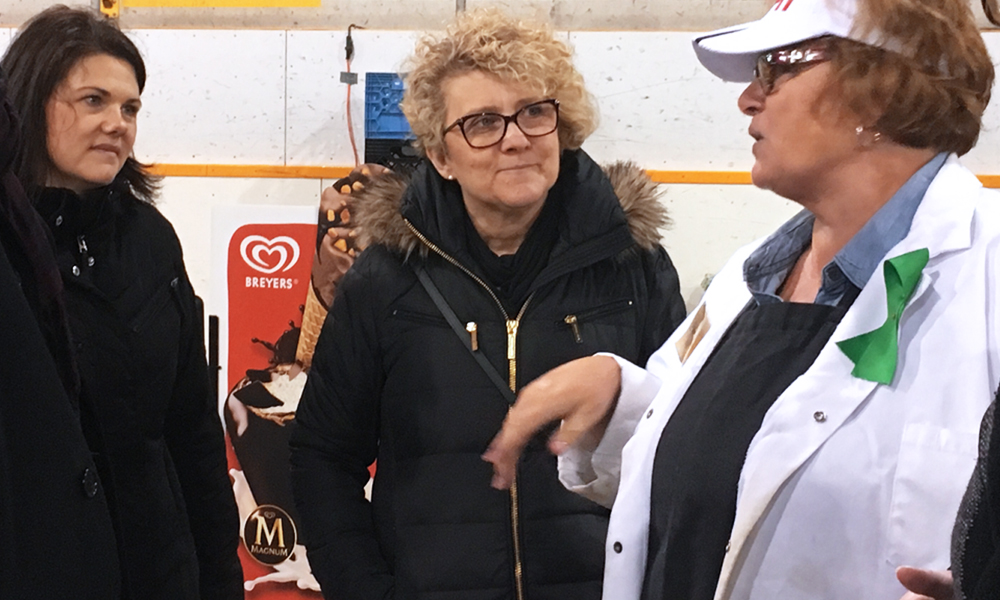 Cette photo montre Laurie Swami, présidente et chef de la direction de la SGDN, au Festival du sirop d'érable de Belmore.