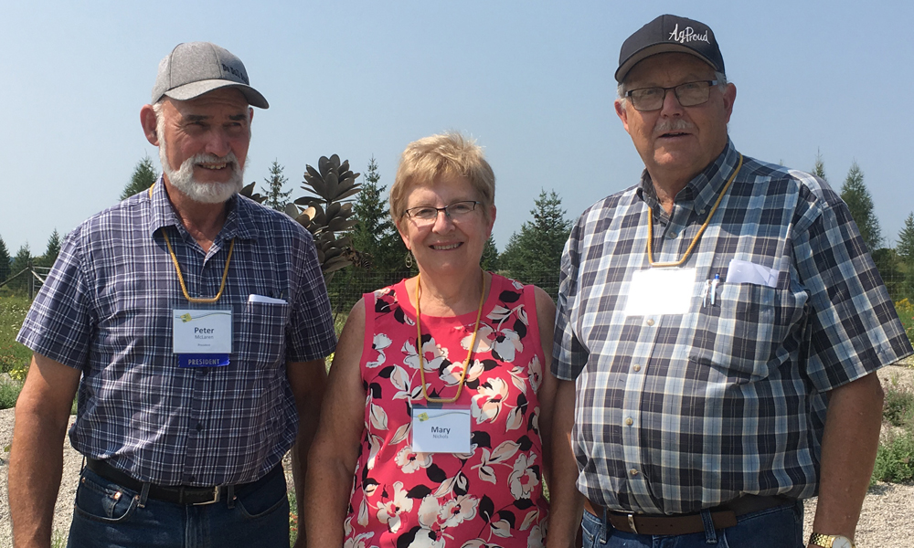 Cette photo montre le président et le vice-président de l’Association pour l’amélioration des sols et des récoltes de l’Ontario sur les terrains d’Essentially Lavender, à Teeswater.