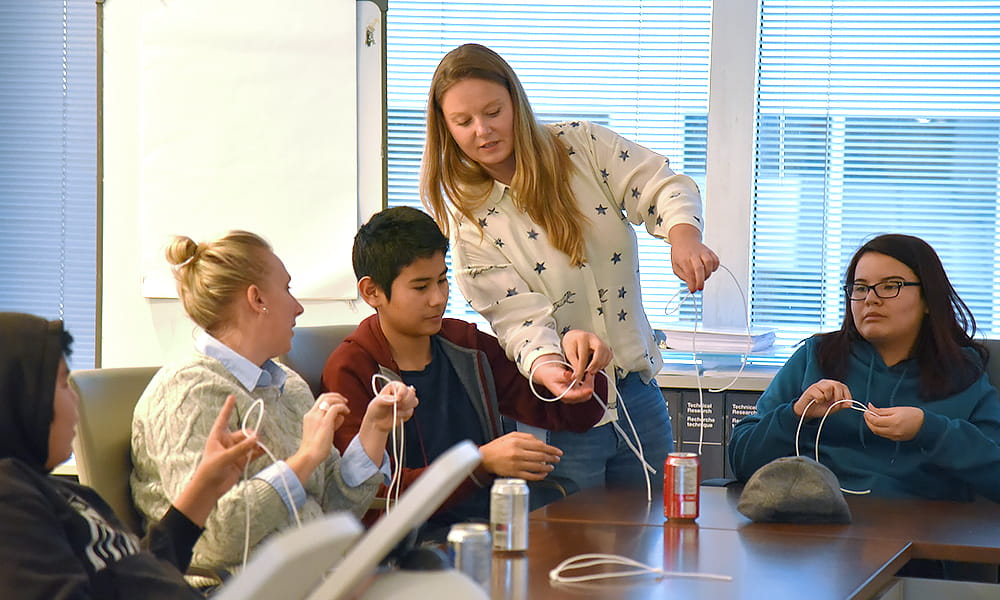 Des élèves de la Première nation de Constance Lake et la SGDN apprennent ensemble