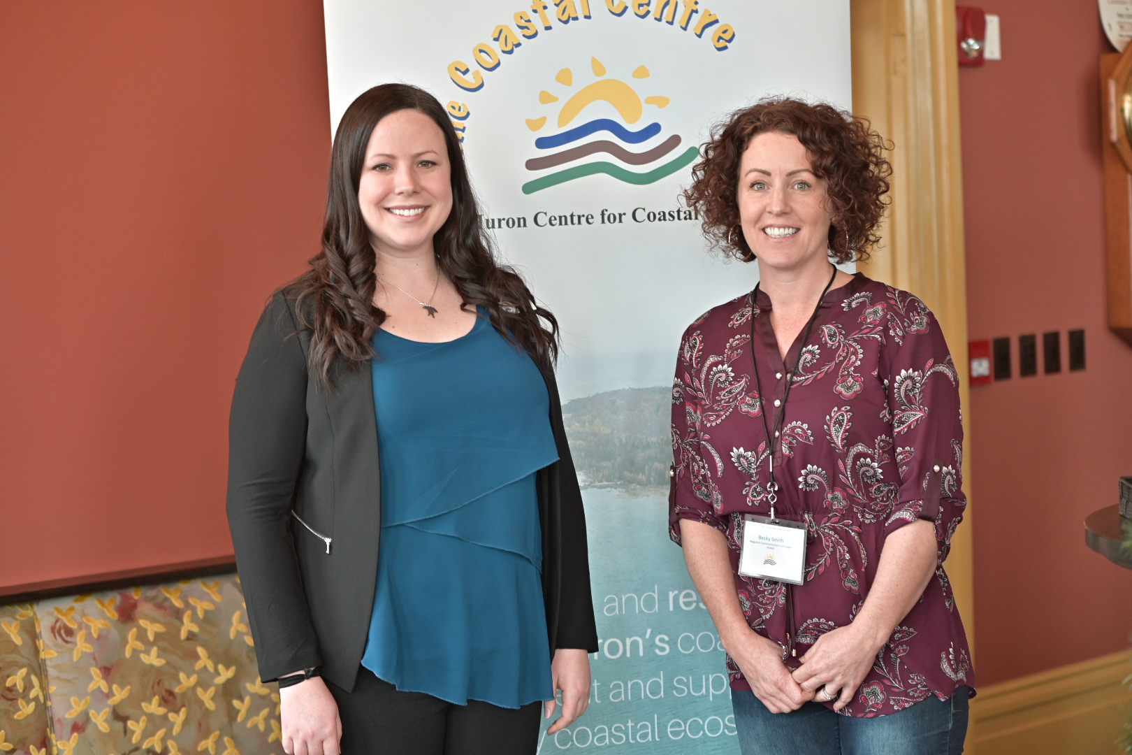 Erinn Lawrie, directrice générale du Lake Huron Centre for Coastal Conservation, et Becky Smith, responsable régionale des communications à la Société de gestion des déchets nucléaires.