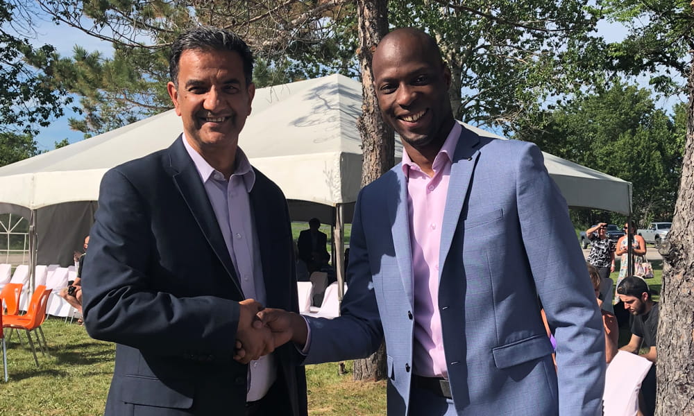 Image montrant deux hommes se serrant la main.