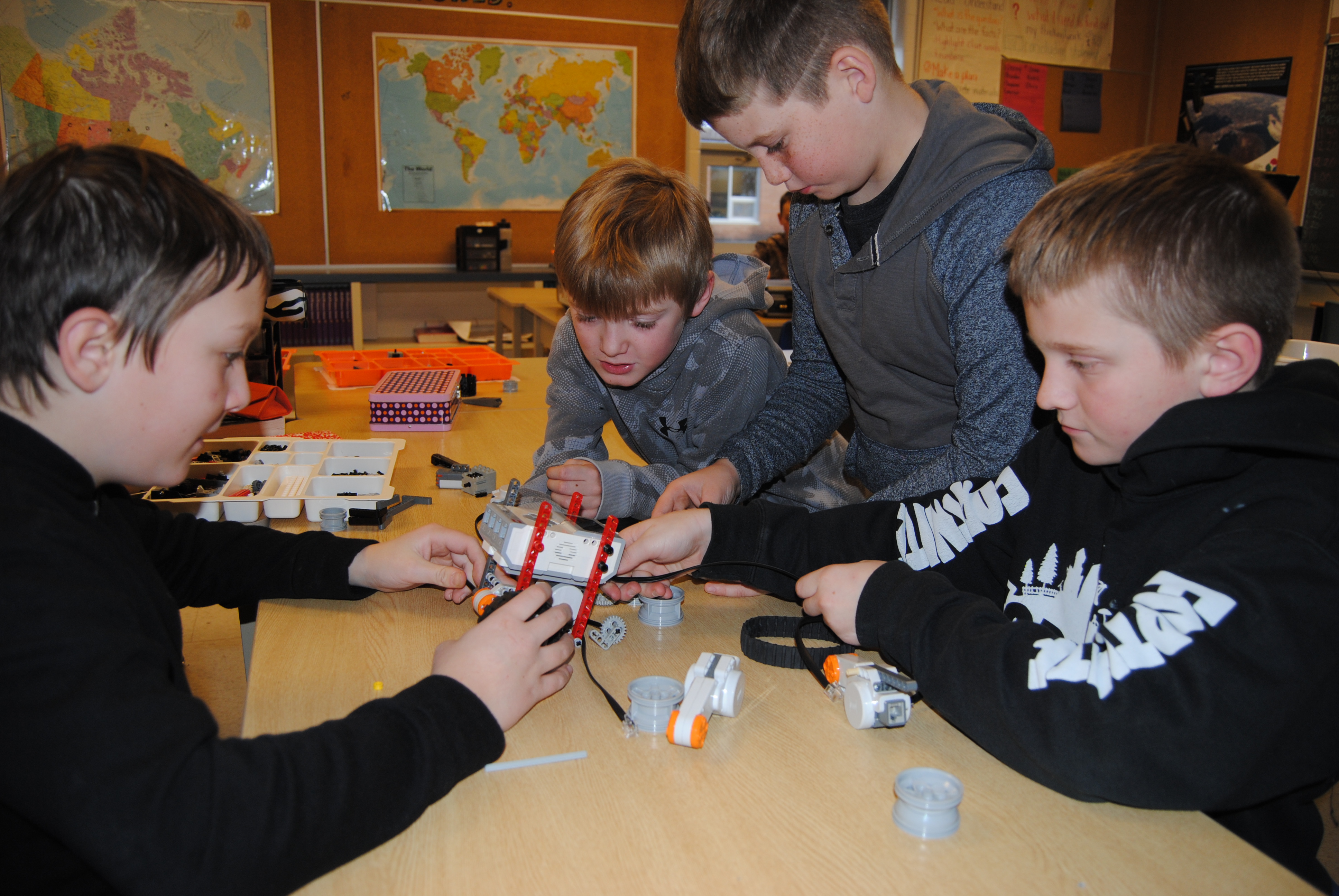 Pour la première fois, des élèves de la Ripley-Huron Community School ont l’occasion de participer à une ligue parascolaire LEGO, grâce à une subvention octroyée par le programme des Premiers investissements en éducation et en formation des compétences de la SGDN.