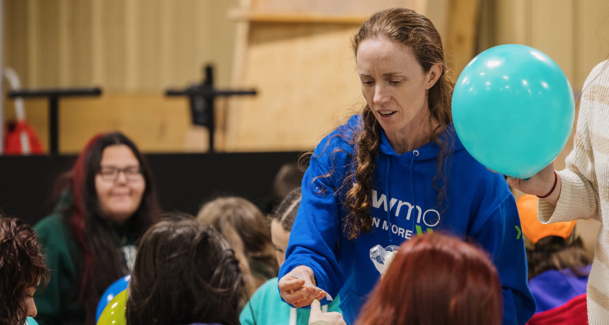 Une photo avec un membre du personnel de la SGDN qui s’entretien avec des jeunes au sujet du choix de carrière, lors d’un évènement tenu à Ignace