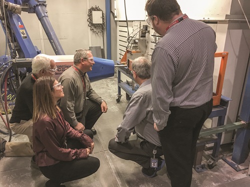 Des scientifiques de la SGDN et de l’Université Western visitent une installation nationale de recherche où des revêtements sont fabriqués et appliqués à des prototypes de conteneurs de combustible irradié.