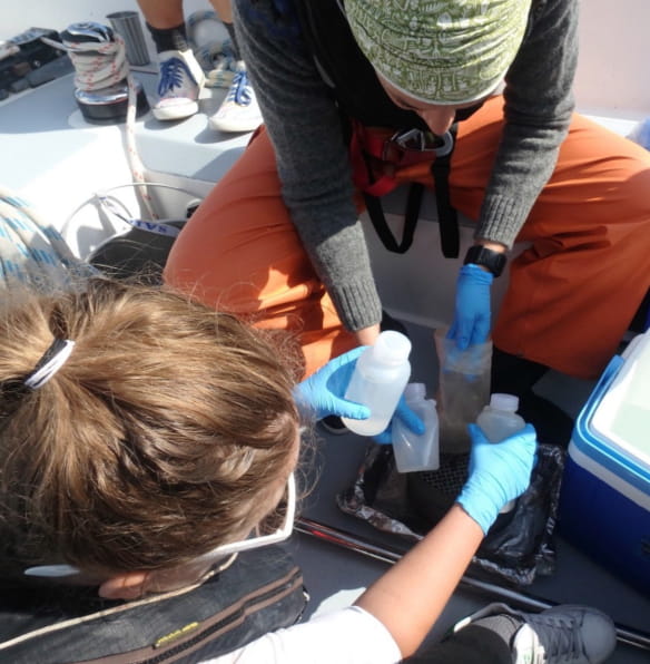 Les gens testent l'eau