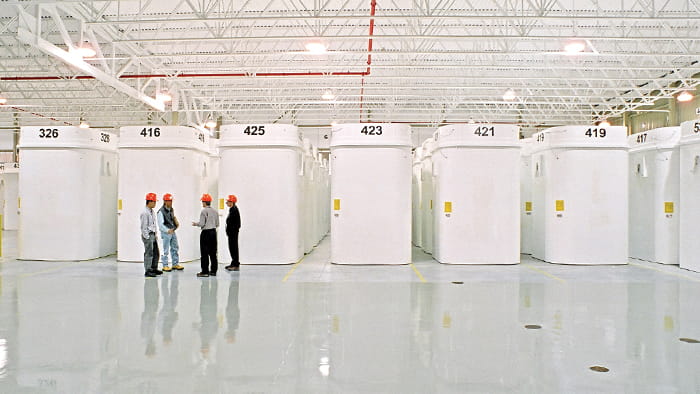 Cette photo montre une installation provisoire d’entreposage à sec où le combustible nucléaire irradié est actuellement entreposé.