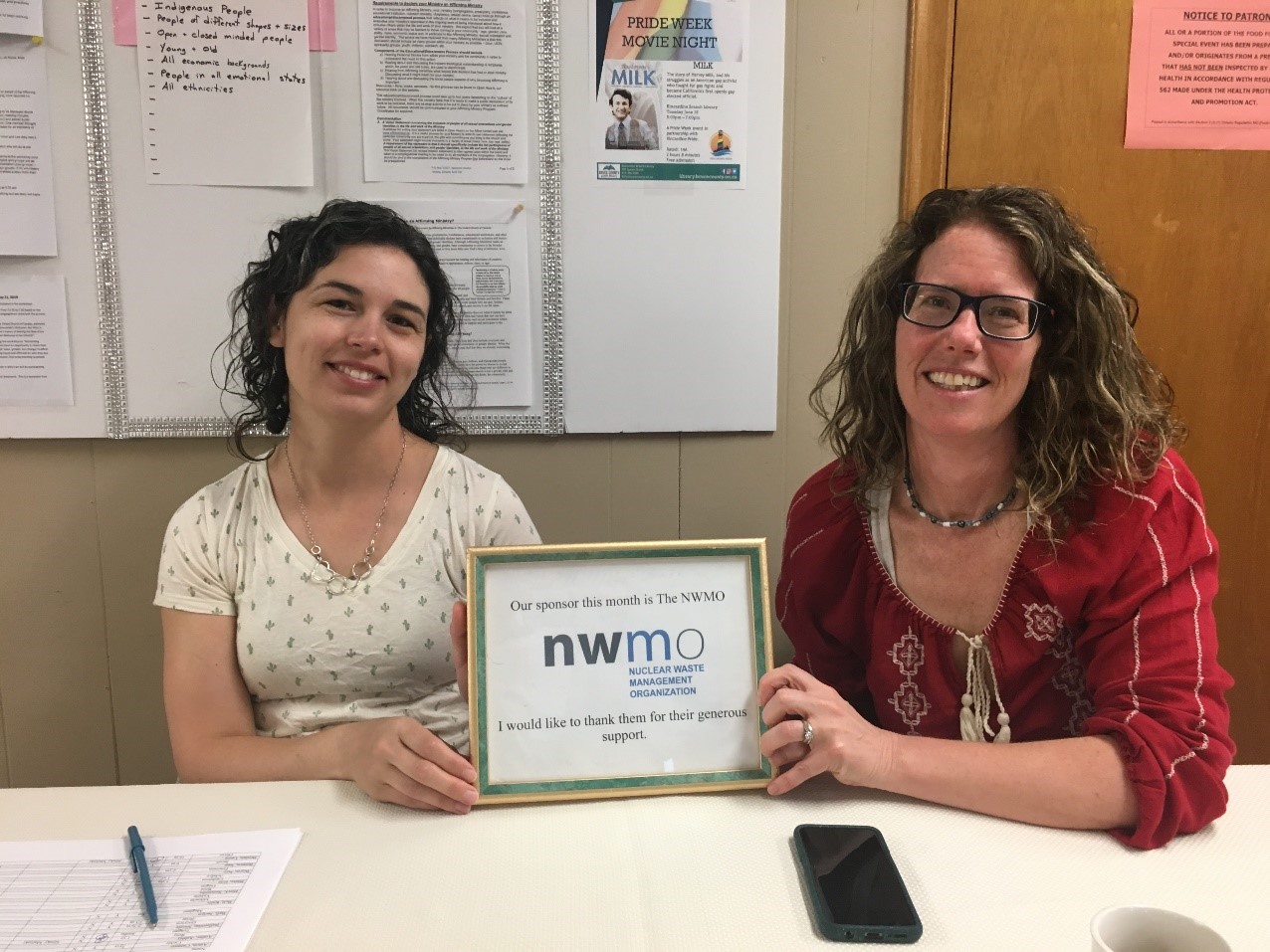 Colleen Shute (à droite), fondatrice du programme Books in the Bruce, lors de la séance de juin. Mme Shute prévoit élargir la portée du programme à l’automne.