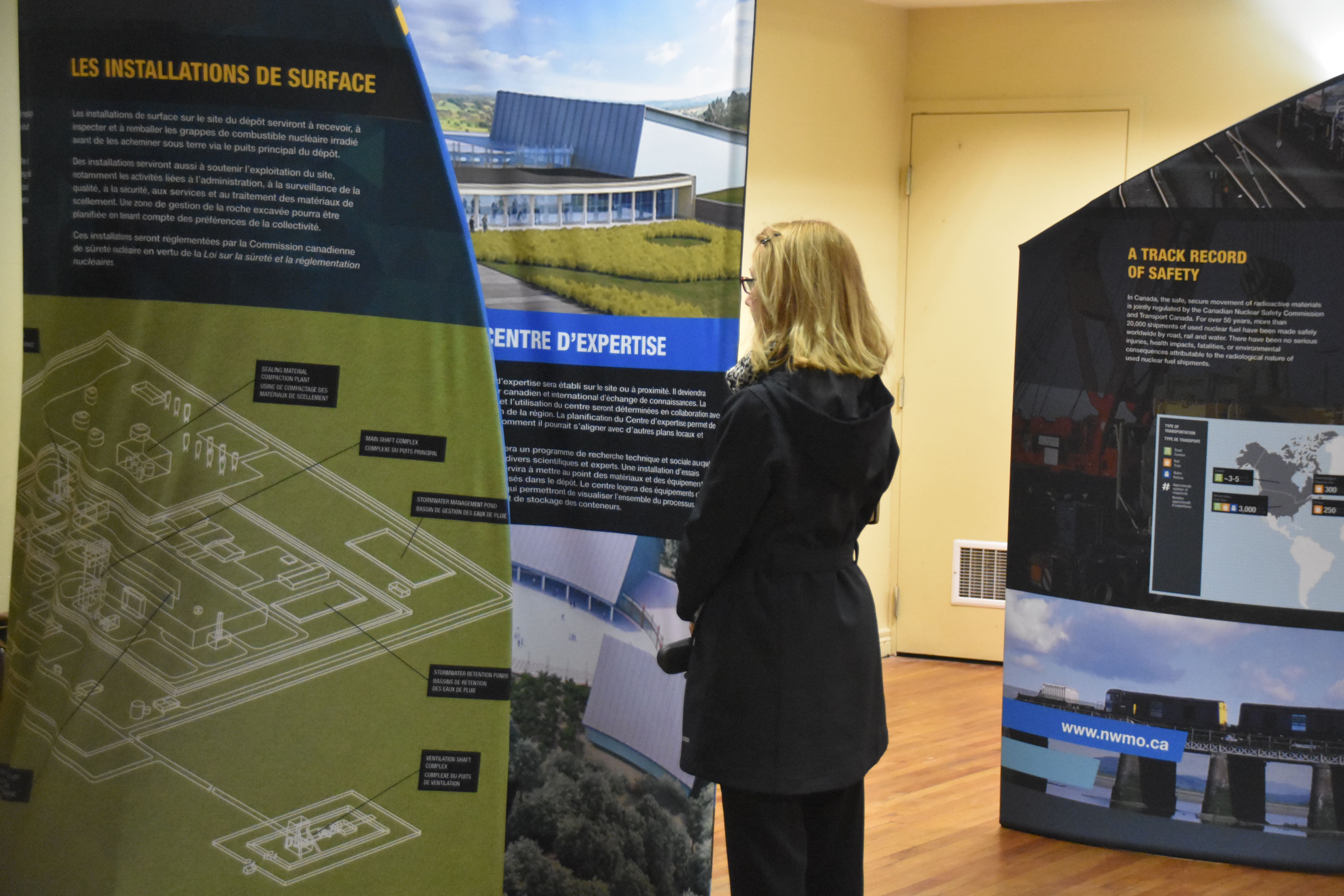 Femme lisant une exposition. 