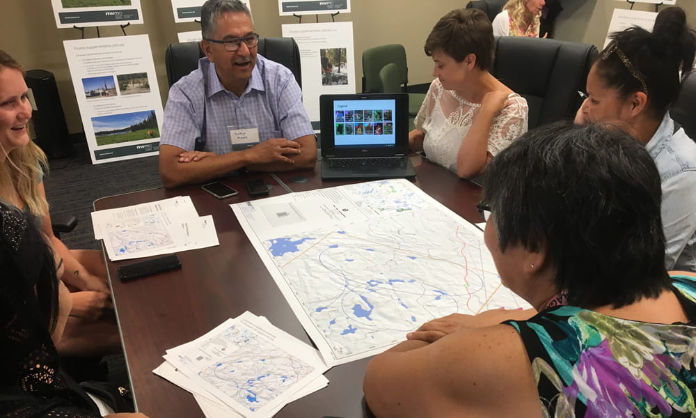 Des gens réunis autour d'une table