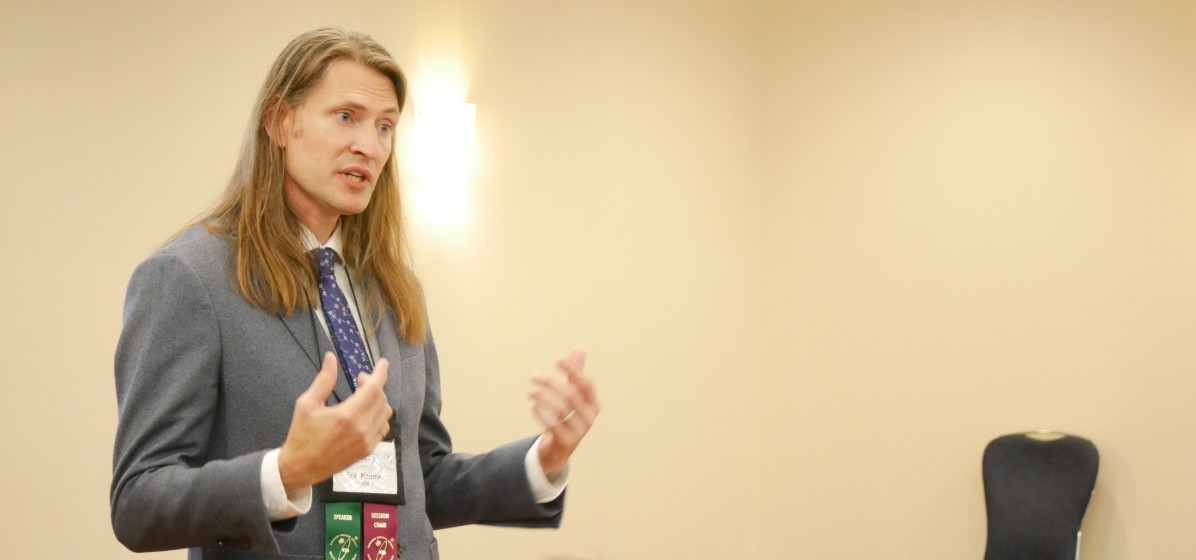 Erik Kremer fait part des constatations de la septième étude de cas – Évaluation de la sûreté post-fermeture d’un dépôt de combustible irradié en roche sédimentaire – lors de la 4e conférence sur la Gestion des déchets nucléaires, le déclassement et la restauration environnementale (NWMDER, pour Nuclear Waste Management, Decommissioning and Environmental Restoration).