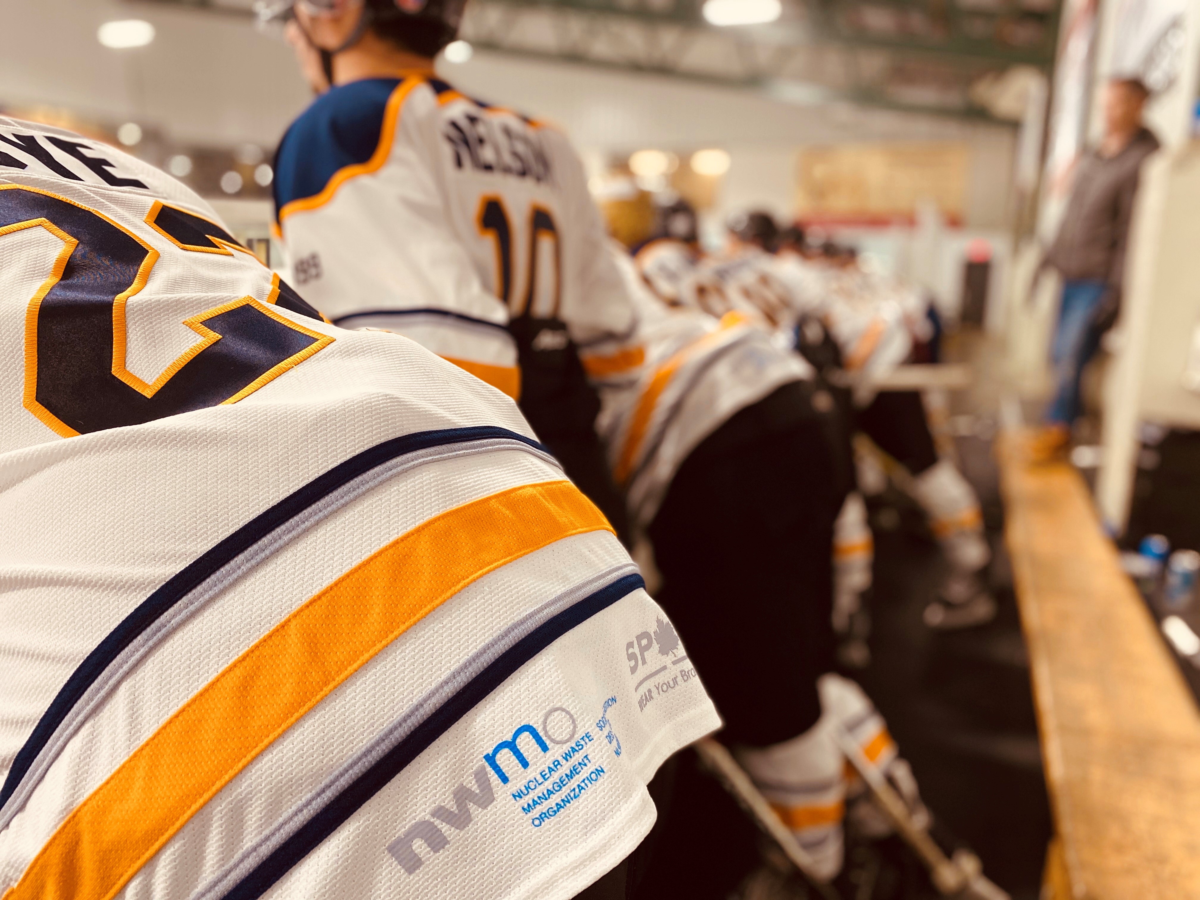 Chandail de hockey commandité par la SGDN.