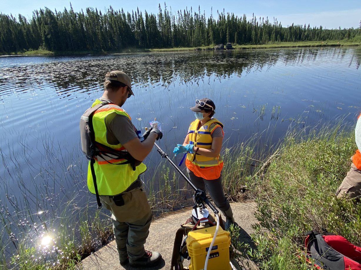 Joanne Jacyk, responsable du programme environnemental de la SGDN, et Andrew Milling, technicien en pêche aquatique chez North/South Consultants Inc., effectuent un échantillonnage environnemental de l’ADN afin de mieux recenser les espèces aquatiques dans la région de la Nation ojibwée de Wabigoon Lake-Ignace, dans le nord-ouest de l’Ontario.