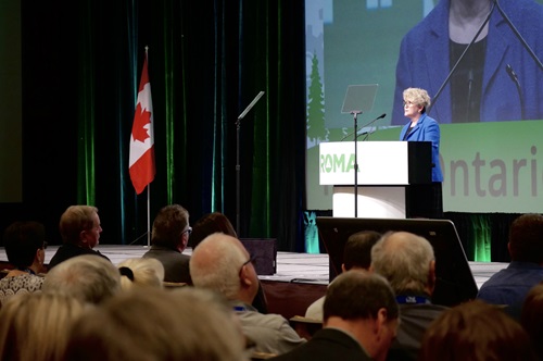 Laurie Swami, présidente et chef de la direction de la SGDN, prend la parole au congrès 2020 de la Rural Ontario Municipal Association.