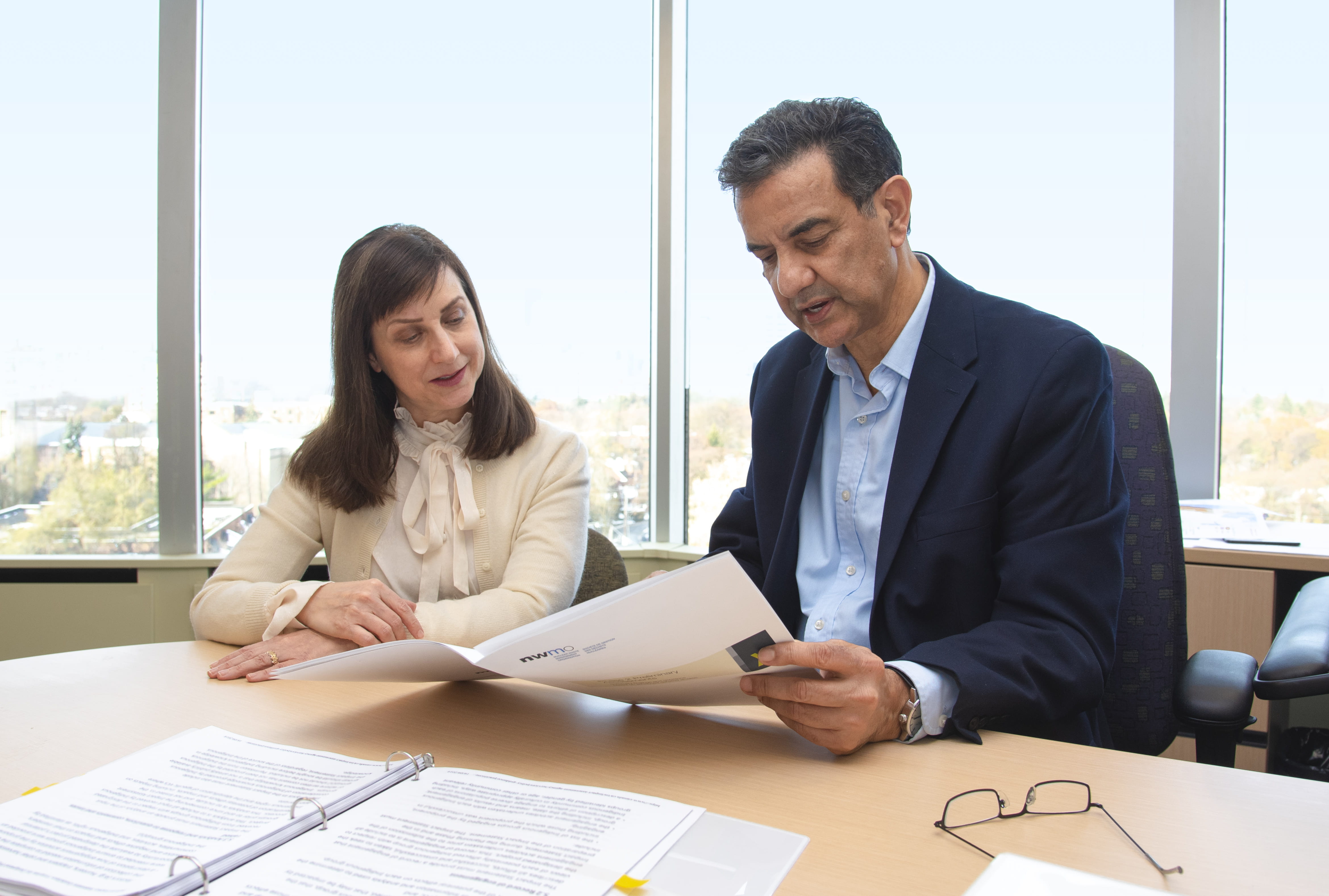 Sur la photo figure M. Mahrez Ben Belfadhel, vice-président responsable de la sélection d’un site à la SGDN, et une employée de la SGDN.