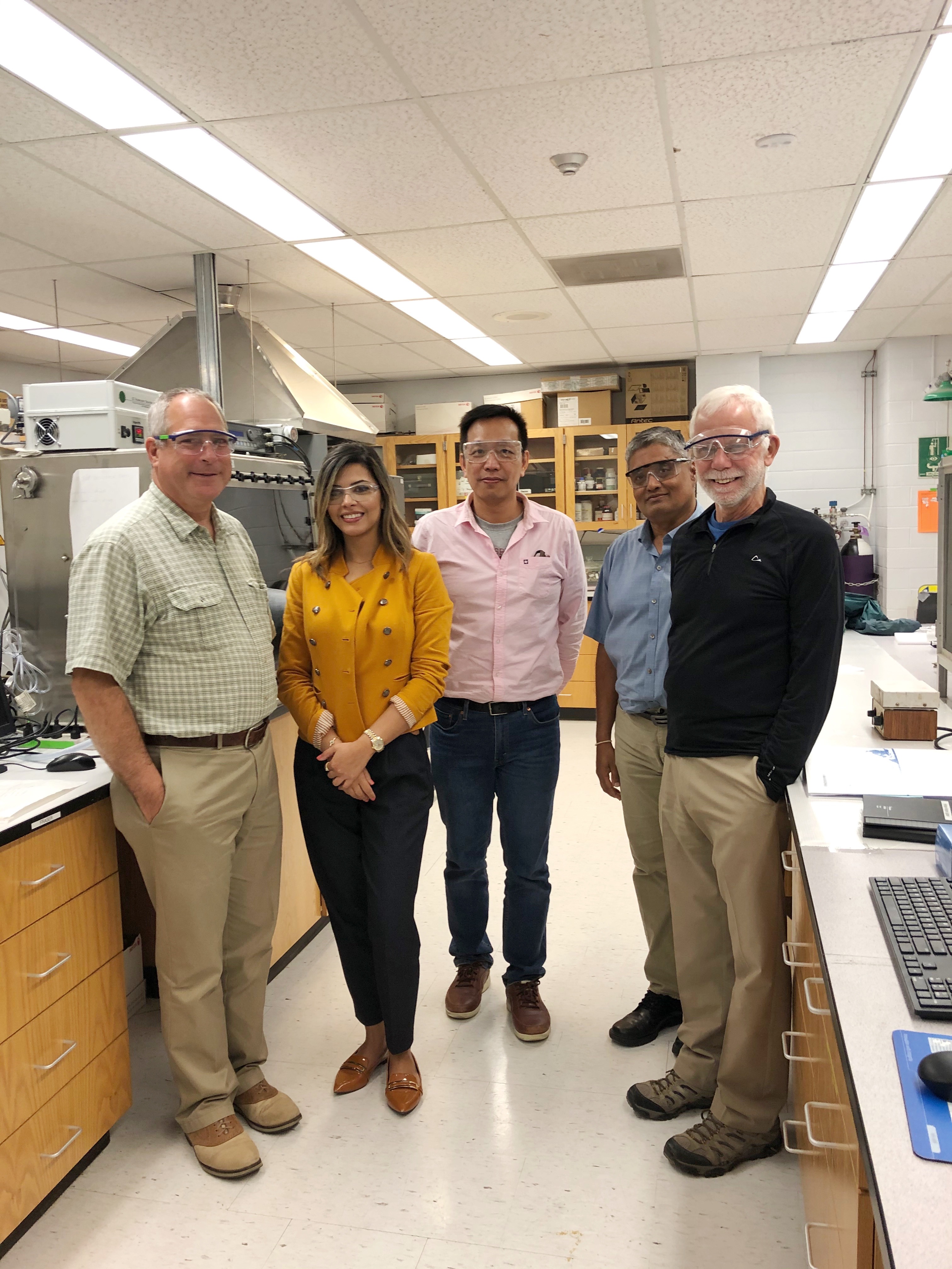 De gauche à droite : Jamie Noel, Mehran Behazin, Tung Yuan (Romeo) Yung, Sridhar Ramamurthy et David Shoesmith visitent le laboratoire de recherche en corrosion et en électrochimie de l’Université Western.
