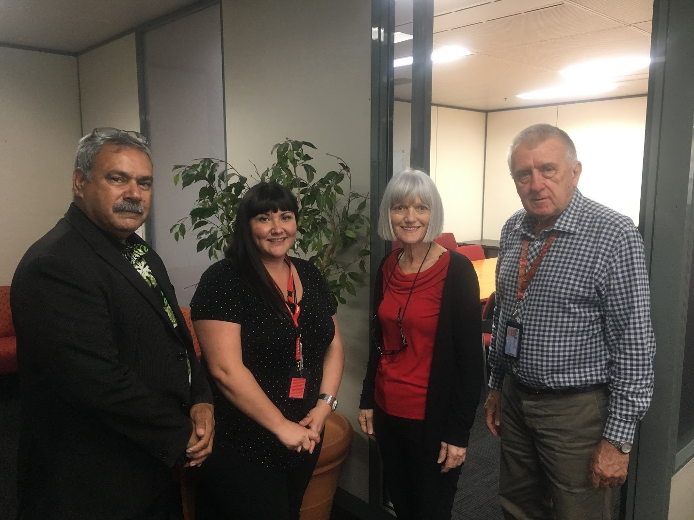 Jessica Perritt (deuxième de la gauche), conseillère principale sur le savoir autochtone à la SGDN, en compagnie de membres de Reconciliation Queensland : l’oncle Bill Buchanan (au bout à gauche), membre du comité de gestion; Linda Diane Harnett, secrétaire (deuxième de la droite); et Peter Jackson (au bout à droite), coprésident.