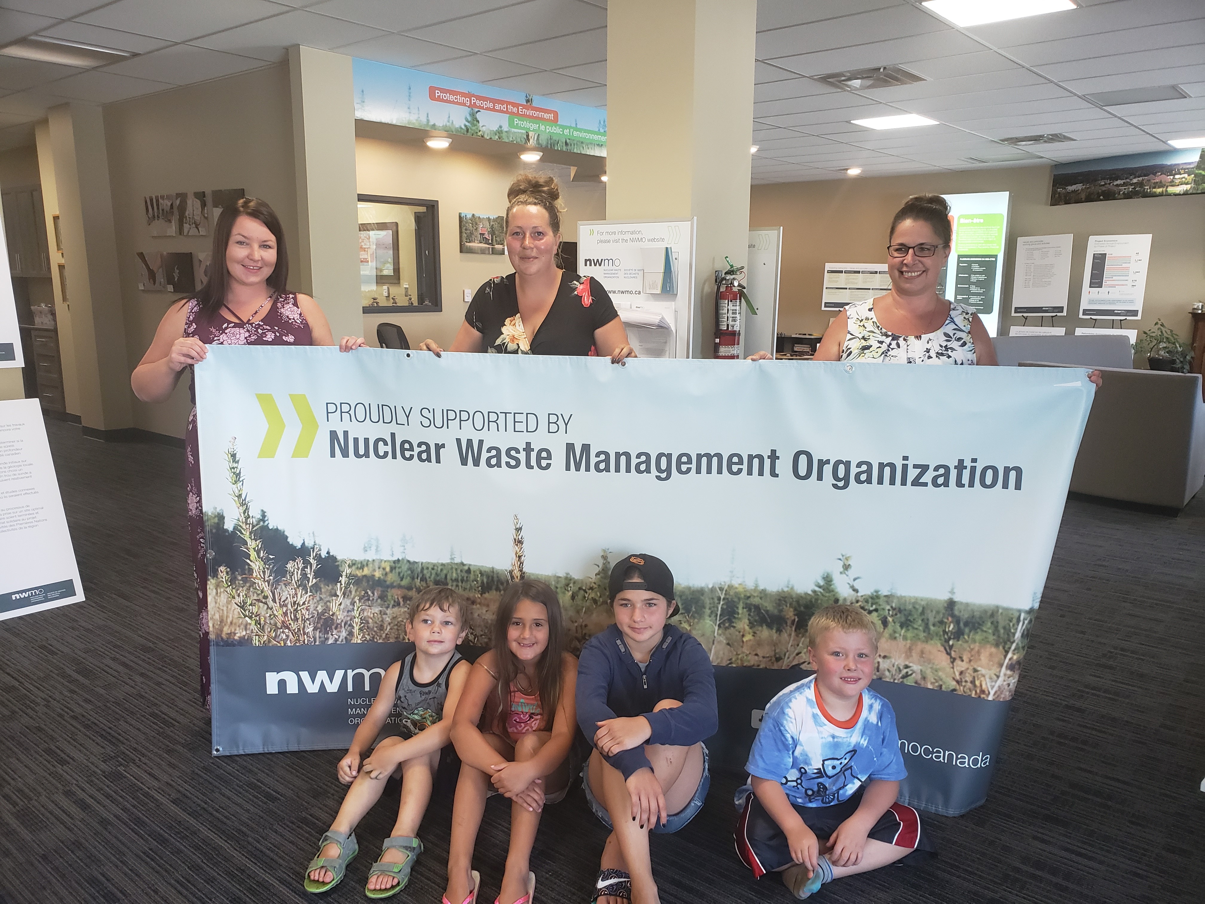 Rangée arrière, à partir de la gauche : Katelyn Hamre, programmatrice de loisirs; Chelsey McNally, coordinatrice du baseball mineur d’Ignace; et Chantelle Gascon, responsable de la liaison avec la collectivité à la SGDN.