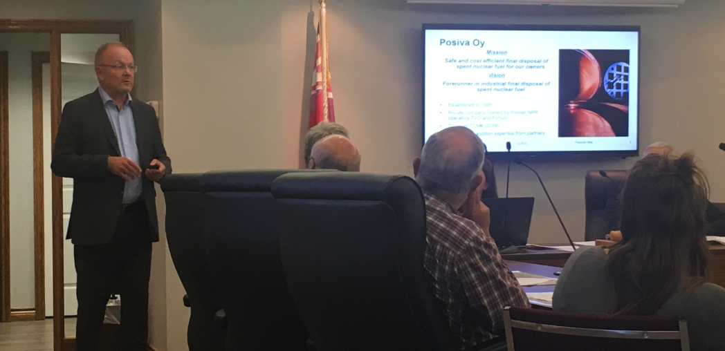 Mika Pohjonen (à gauche) s’adresse au Comité de liaison communautaire de South Bruce au sujet de la mise en oeuvre par la Finlande du premier dépôt géologique en profondeur au monde pour le combustible nucléaire irradié.